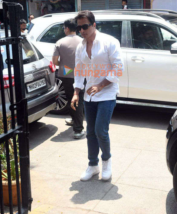 Photos: Sonu Sood attends Jacqueline Fernandez’s mother’s funeral Photos: Sonu Sood attends Jacqueline Fernandez’s mother’s funeral