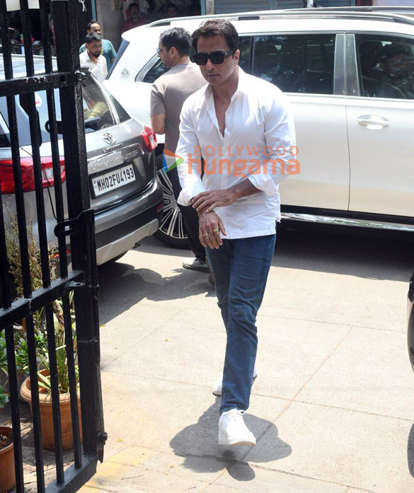 photos sonu sood attends jacqueline fernandezs mothers funeral 2