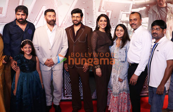 photos sunny deol randeep hooda and others grace the premiere of jaat 33 1