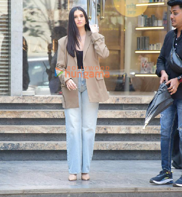 photos tara sutaria snapped while shooting in bandra 3