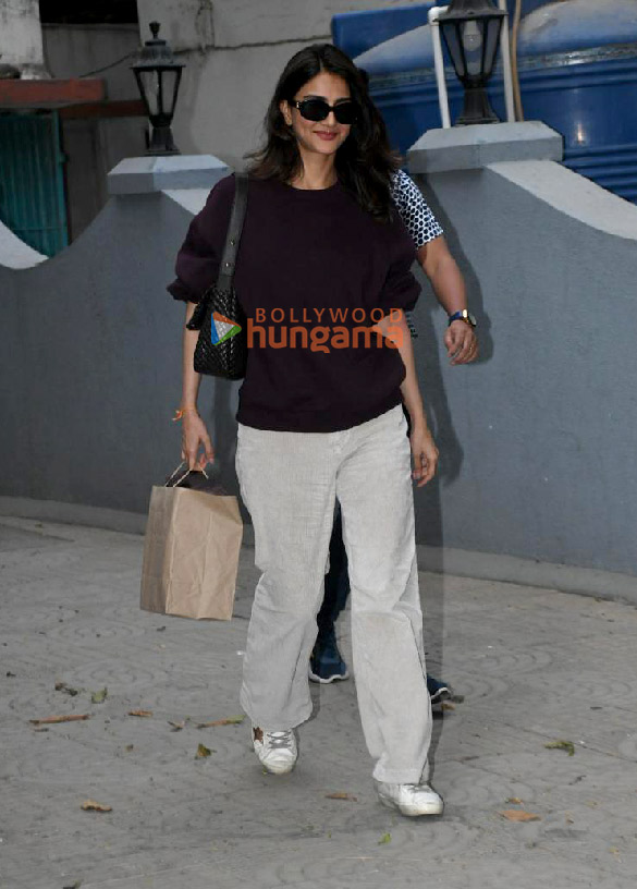 photos vaani kapoor snapped outside a salon in bandra 2