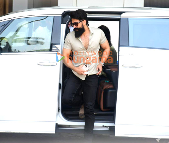 photos yash snapped at kalina airport 2 2
