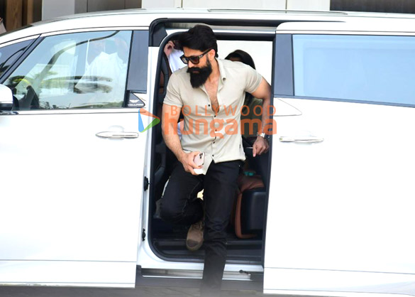 photos yash snapped at kalina airport 3 2