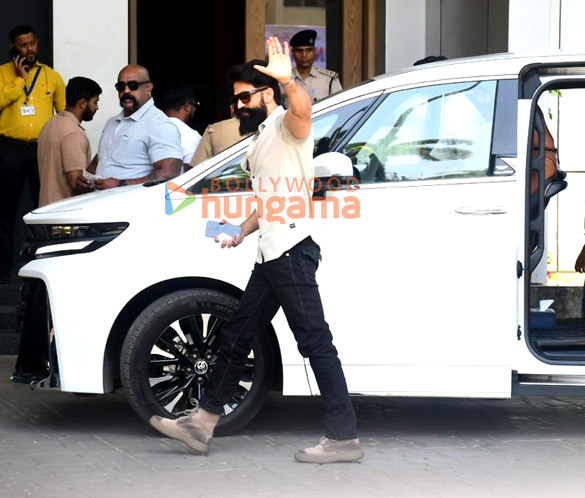 photos yash snapped at kalina airport 5