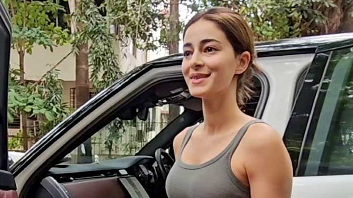 Ananya Panday looks in a hurry?