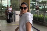 Mama Padukone papped at the airport