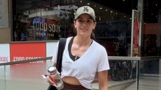 Natasa Stankovic greeting her fans with a picture