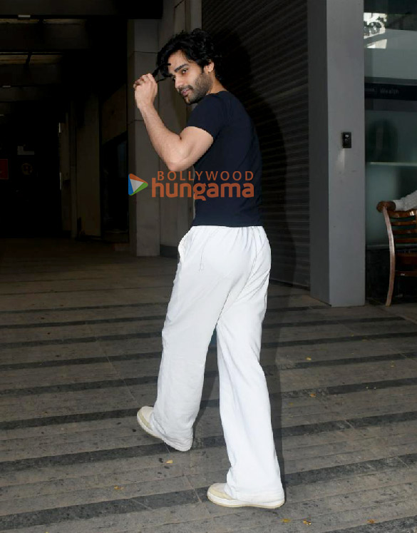 photos aaman devgan snapped in khar 3