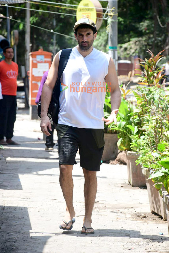 Photos: Aditya Roy Kapur snapped outside a gym in Bandra Photos: Aditya Roy Kapur snapped outside a gym in Bandra
