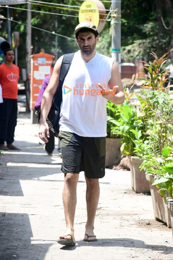 photos aditya roy kapur snapped outside a gym in bandra 2 4