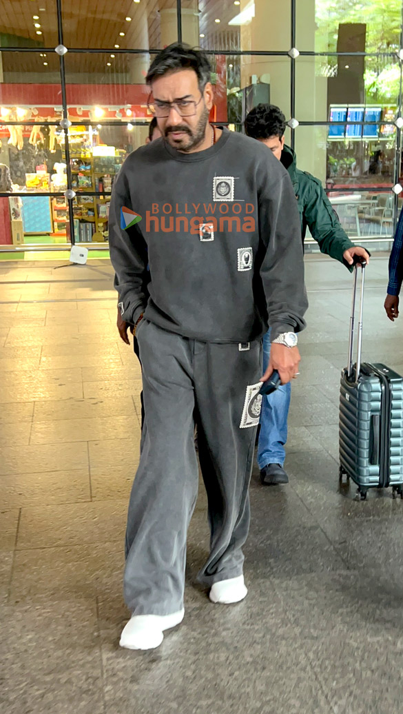photos ajay devgn and urvashi rautela snapped at the airport 1