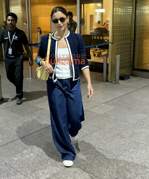 photos alia bhatt snapped at the airport 2 9