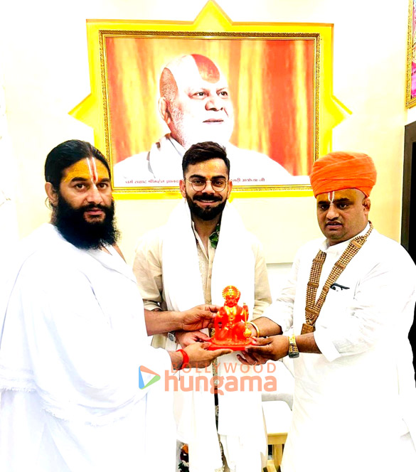 photos anushka sharma and virat kohli snapped while taking blessings at hanuman garhi temple in ayodhya 4
