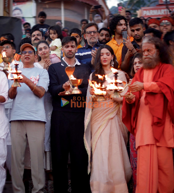 photos avinash tiwari medha shankr and other members of ginny wedss sunny 2 team seek blessings at rishikeshs ganga aarti 2