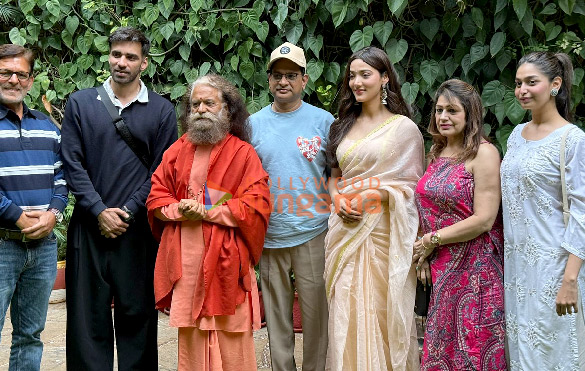 photos avinash tiwari medha shankr and other members of ginny wedss sunny 2 team seek blessings at rishikeshs ganga aarti 5