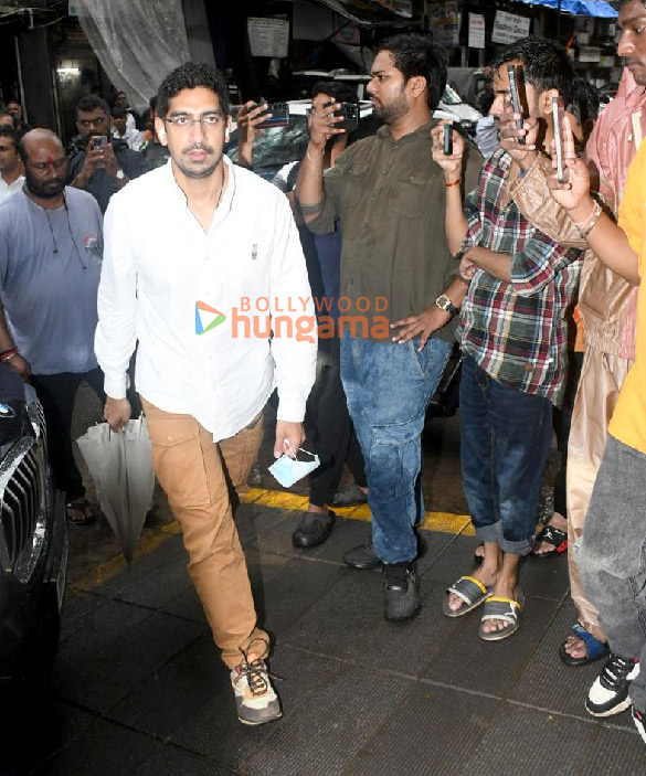 Photos: Ayan Mukerji, Ashutosh Gowariker and others attend the last rites of Rono Mukerji Photos: Ayan Mukerji, Ashutosh Gowariker and others attend the last rites of Rono Mukerji