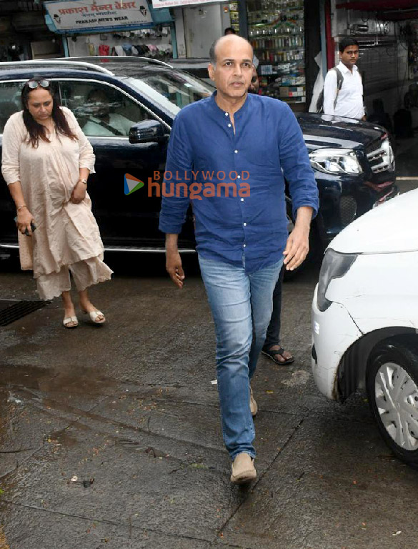 photos ayan mukerji ashutosh gowariker and others attend the last rites of rono mukerji 3