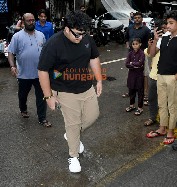 photos ayan mukerji ashutosh gowariker and others attend the last rites of rono mukerji 6
