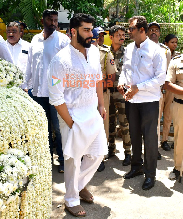 photos celebs snapped at the funeral of the late nirmala kapoor 11
