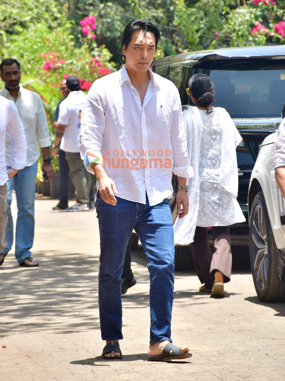 photos celebs snapped at the funeral of the late nirmala kapoor 20