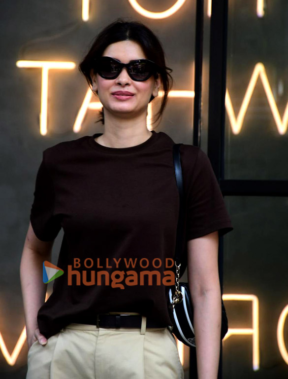 photos diana penty snapped outside excel entertainments office in bandra 2