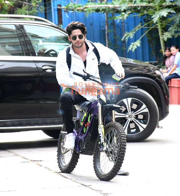 Photos: Jibraan Khan snapped riding an e-bike in Bandra Photos: Jibraan Khan snapped riding an e-bike in Bandra