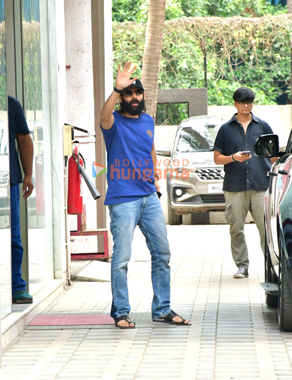 Photos: Kartik Aaryan snapped at T-Series office Photos: Kartik Aaryan snapped at T-Series office