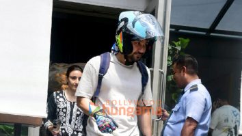 Photos: Kunal Kemmu and Soha Ali Khan snapped with their daughter Inaya at outside a restaurant in Bandra