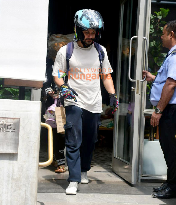 photos kunal kemmu and soha ali khan snapped with their daughter inaya at outside a restaurant in bandra 3