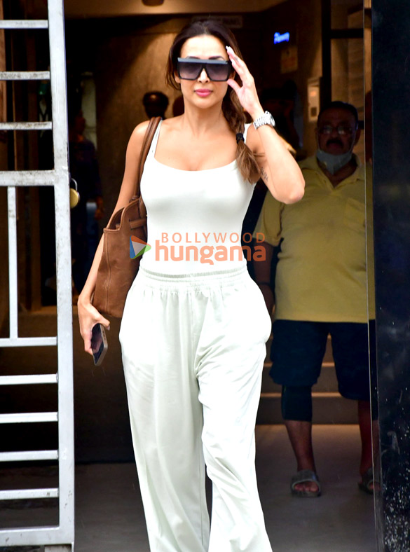 Photos: Malaika Arora and Amrita Arora snapped in Juhu Photos: Malaika Arora and Amrita Arora snapped in Juhu