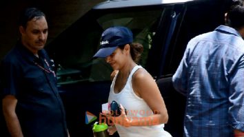 Photos: Malaika Arora spotted outside residence in Khar