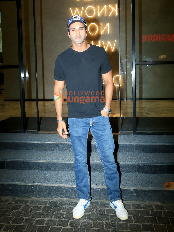 photos rajkummar rao kunal kemmu soha ali khan and others snapped at the special screening of stolen 17