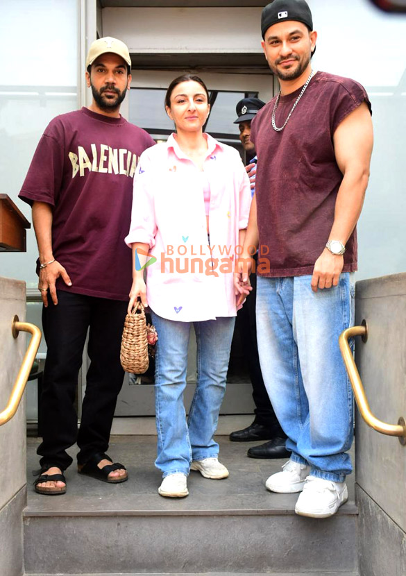 photos rajkummar rao soha ali khan kunal kemmu snapped outside a restaurant in bandra 3