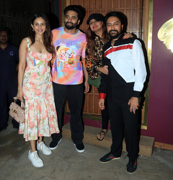Photos: Rakul Preet Singh, Jackky Bhagnani and others snapped in Bandra Photos: Rakul Preet Singh, Jackky Bhagnani and others snapped in Bandra