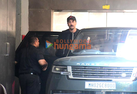Photos: Ranbir Kapoor spotted in Bandra Photos: Ranbir Kapoor spotted in Bandra