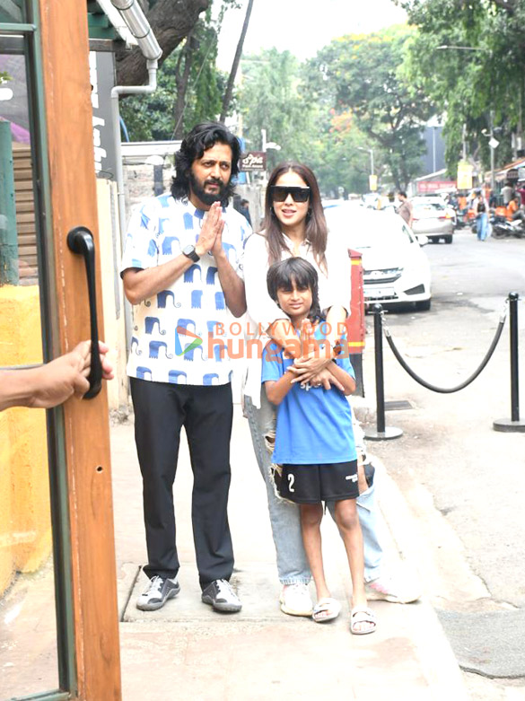 photos riteish deshmukh and genelia deshmukh and their kids snapped outside a restaurant in bandra 2