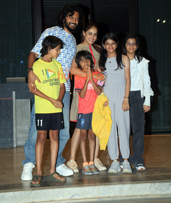 photos riteish deshmukh and genelia deshmukh snapped in town 3
