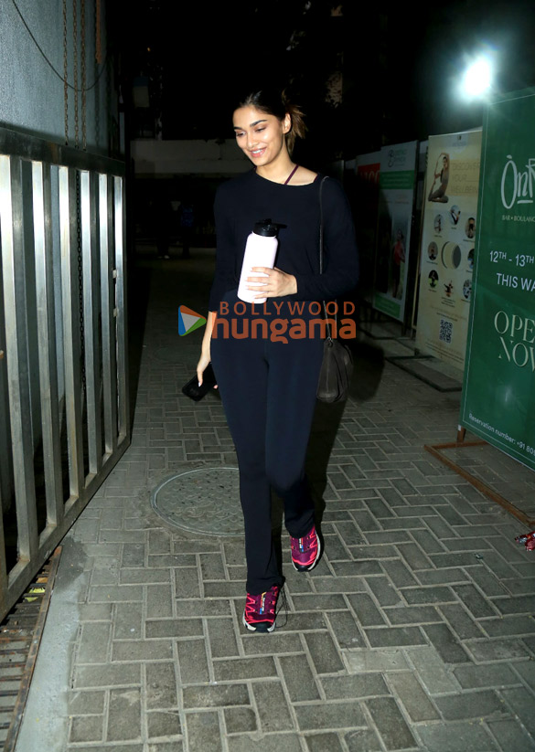 photos saiee manjrekar snapped in santacruz 1