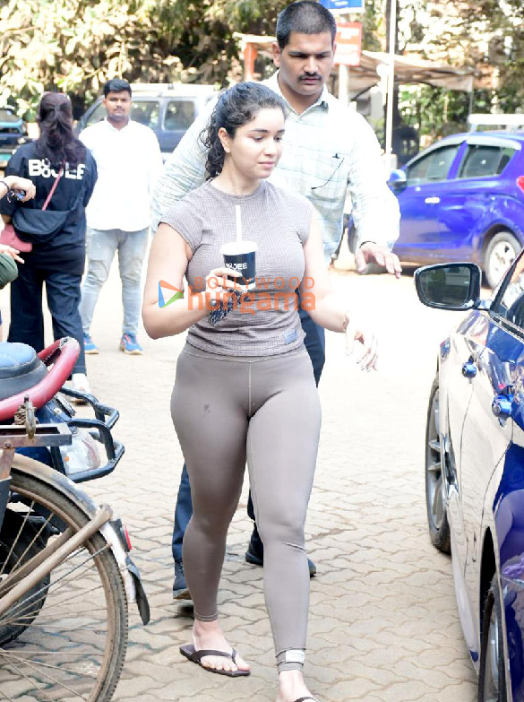 photos sara tendulkar snapped outside a cafe in bandra 4
