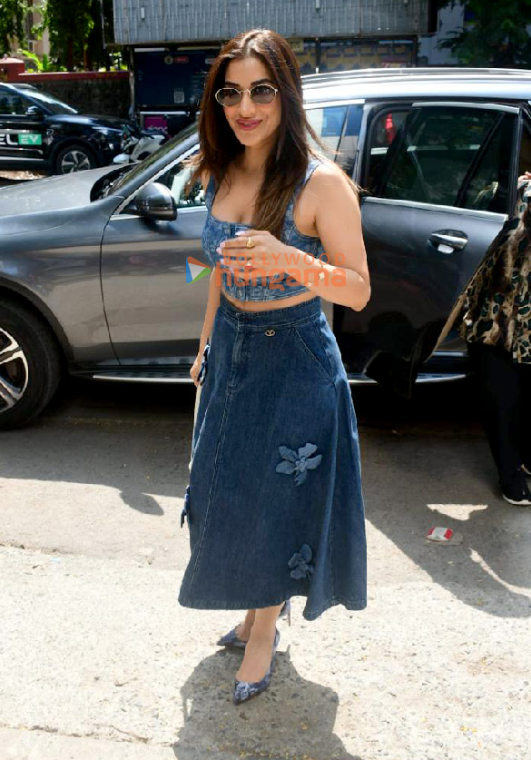 photos sophie choudry snapped with mom yasmin outside a restaurant in bandra 4