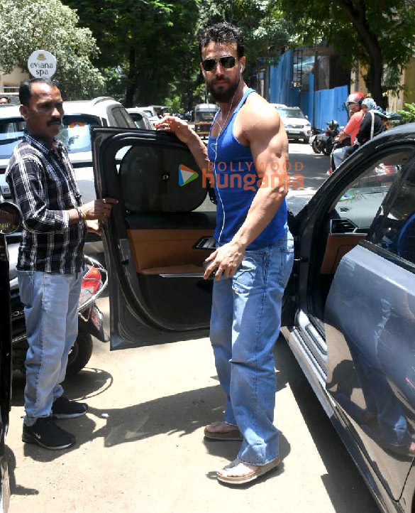 photos tiger shroff snapped outside a salon in bandra 4