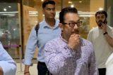 Sweet Gesture! Gauri receives Aamir Khan at the airport