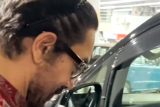 Aamir Khan gets clicked at the airport with girlfriend Gauri Spratt
