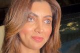 Akanksha Puri looks angelic in white as she poses for paps