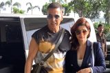 Akshay Kumar & Twinkle Khanna papped at the airport looks like a family vacation