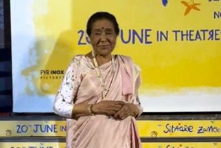 Asha Bhosle looks pretty in a pink saree at ‘Sitaare Zameen Par’ screening