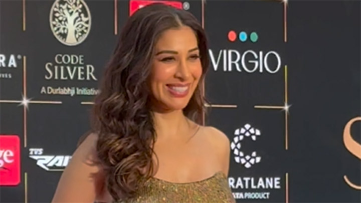 Glamorous Sophie Chaudry in a gold shimmer dress for Bollywood Hungama’s Style Icon Awards