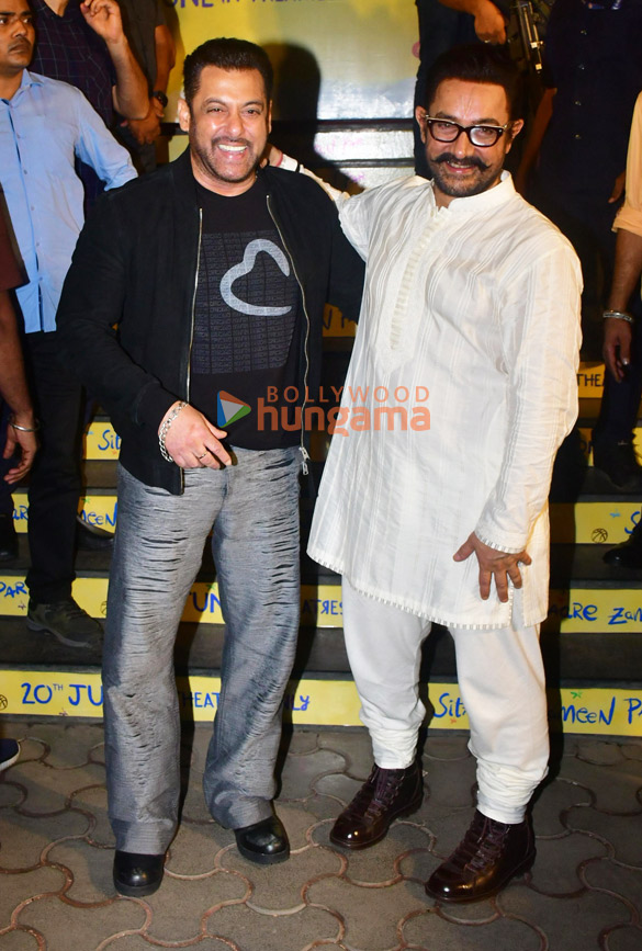photos aamir khan salman khan tiger shroff genelia deshmukh vicky kaushal and others grace the premiere of sitaare zameen par 17
