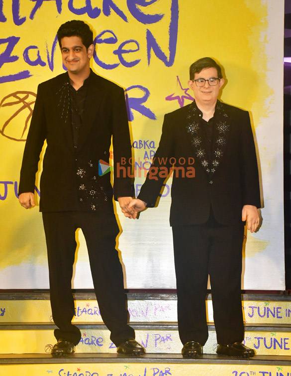 photos aamir khan salman khan tiger shroff genelia deshmukh vicky kaushal and others grace the premiere of sitaare zameen par 8