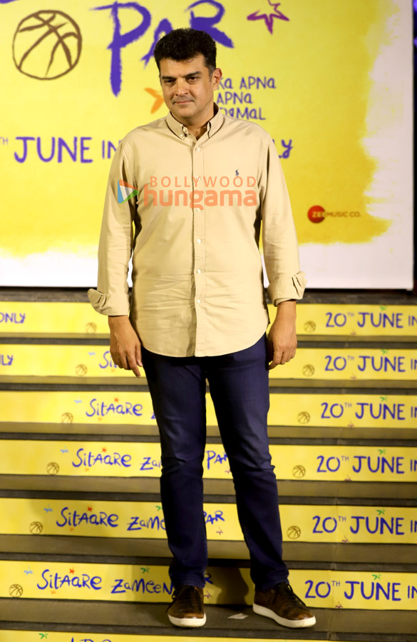 photos aamir khan salman khan tiger shroff genelia deshmukh vicky kaushal and others grace the premiere of sitaare zameen par 9 2